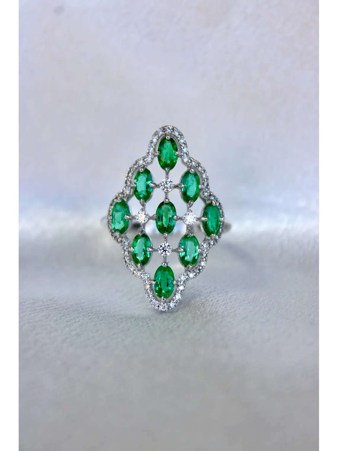Gran Anillo Tipo Lanzadera Esmeraldas Ovalada y Brillantes en Platino 4