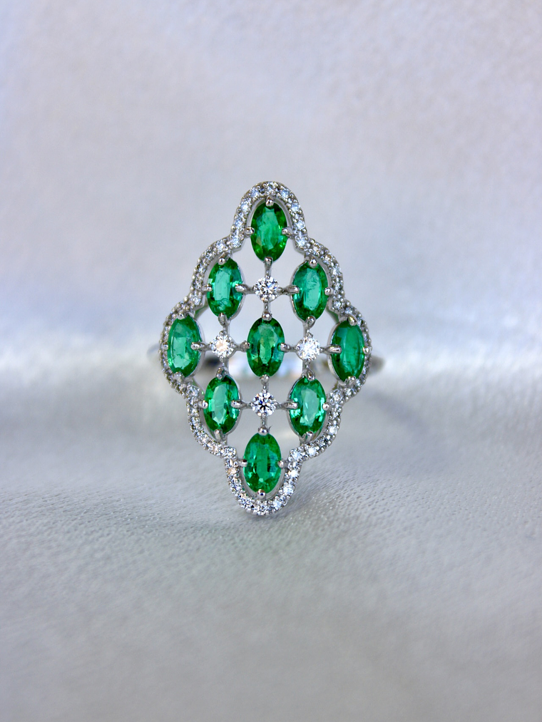 Gran Anillo Tipo Lanzadera Esmeraldas Ovalada y Brillantes en Platino 4