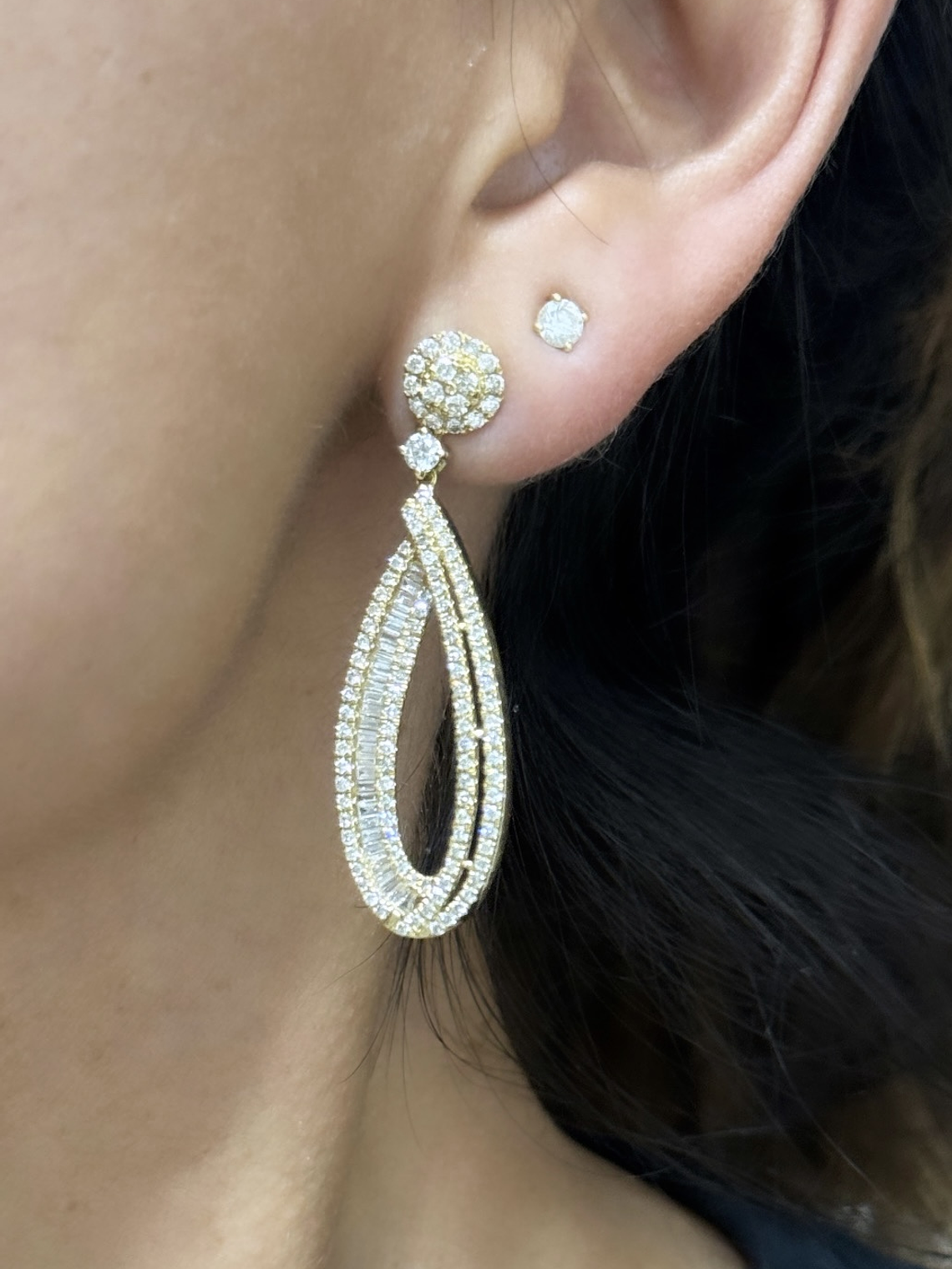 Impactantes Aros Largos de Diamantes 2.35 Ct Oro Amarillo 18K 3