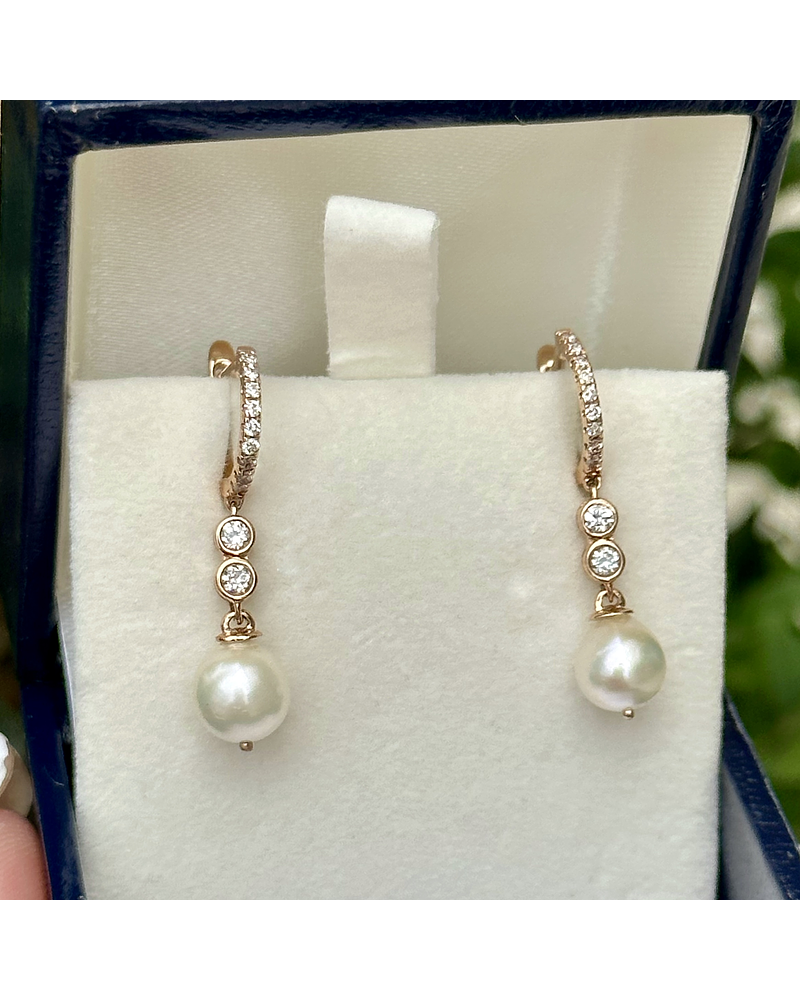 Aros Perla y Diamantes en Oro Amarillo 18K