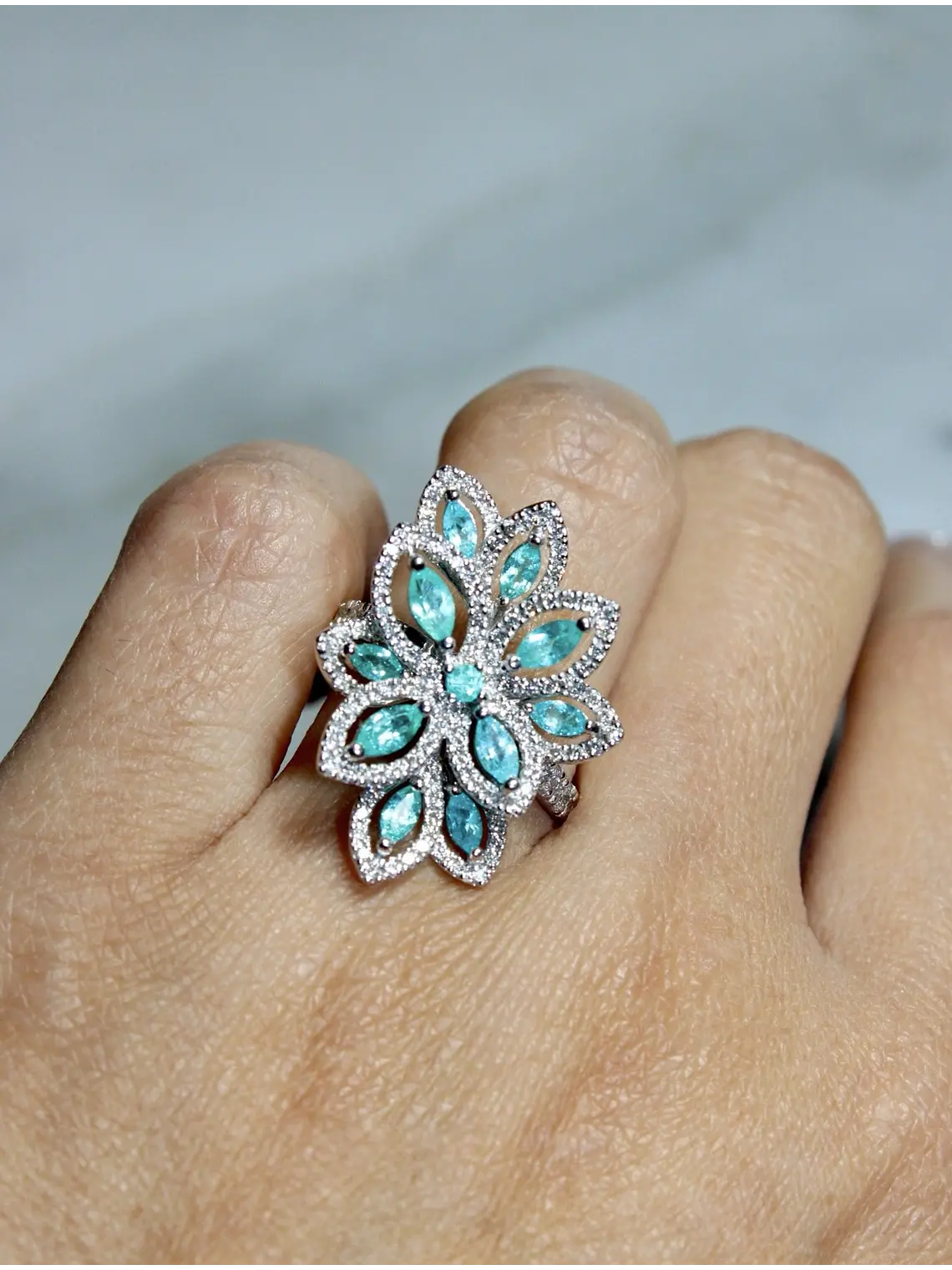Espectacular Anillo 11 Turmalinas Paraíba Neón con Halo de Diamantes en Platino 4