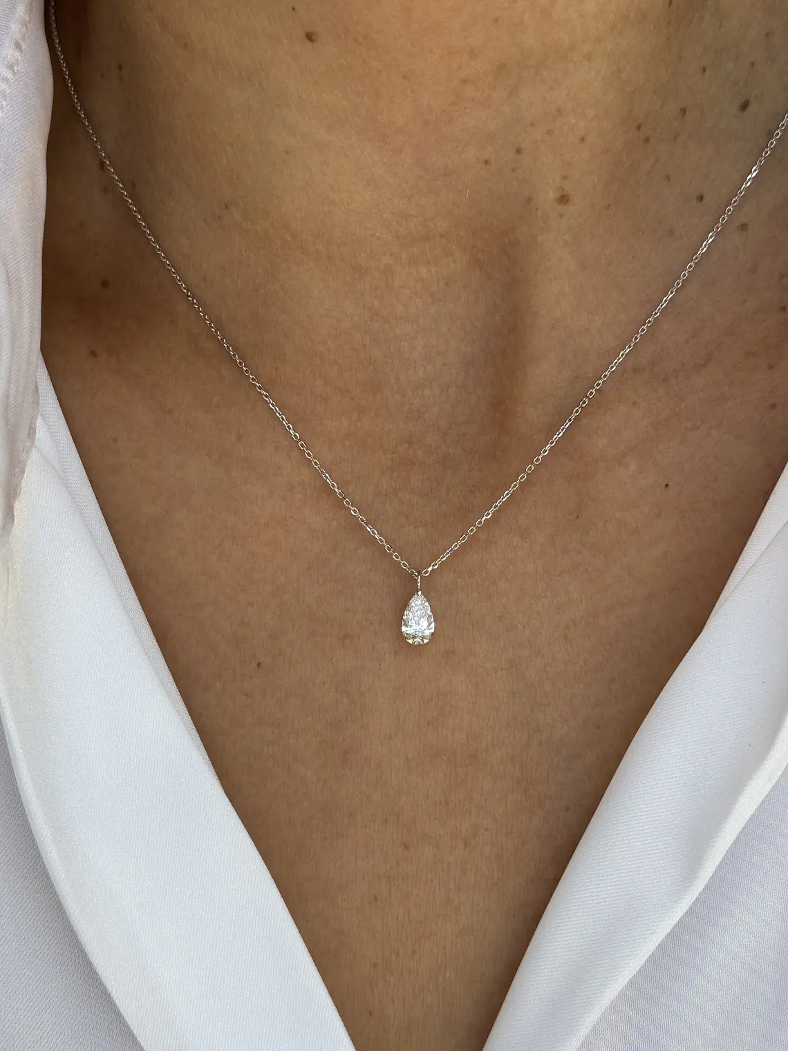Collar Punto de Luz Diamante Corte Gota Pera Oro Blanco 18K 3