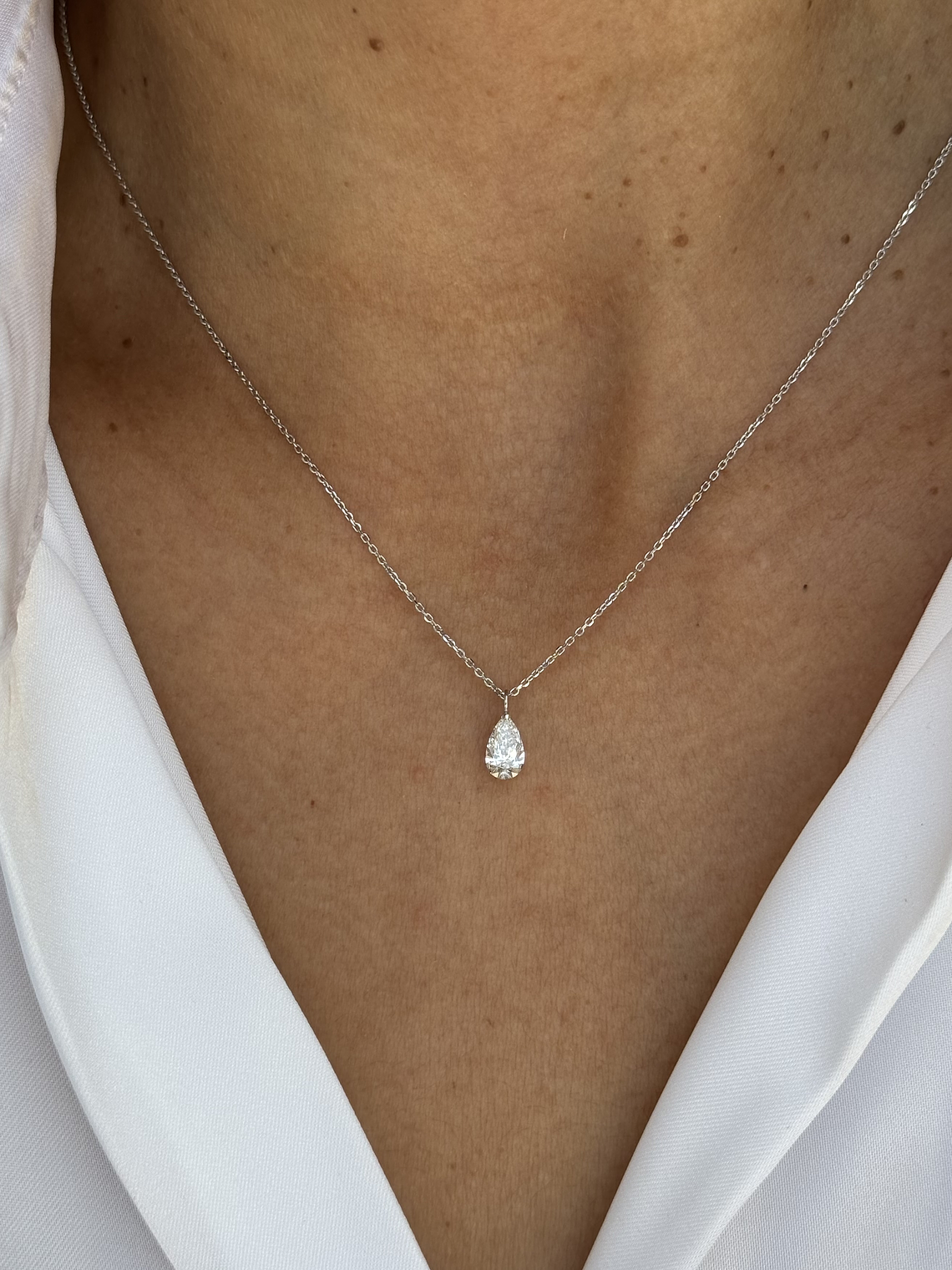 Collar Punto de Luz Diamante Corte Gota Pera Oro Blanco 18K 3