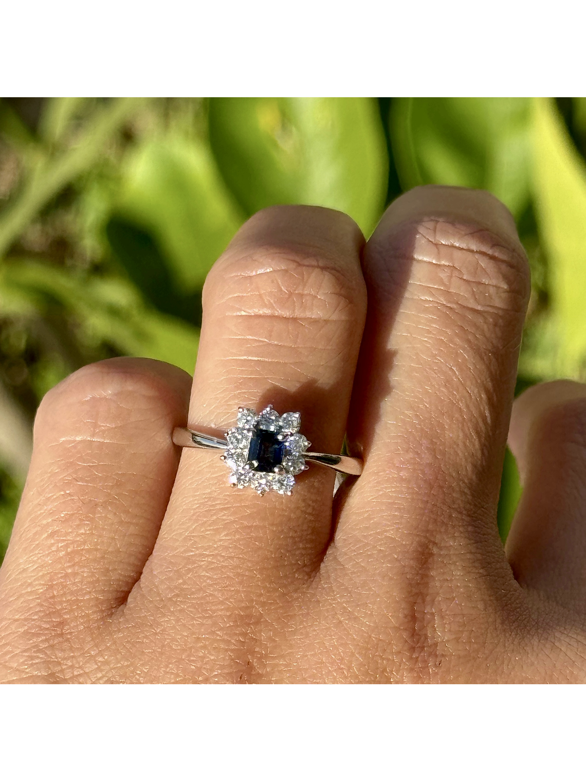 Elegante Anillo Zafiro Azul con Halo de Diamantes Oro Blanco 18K 2