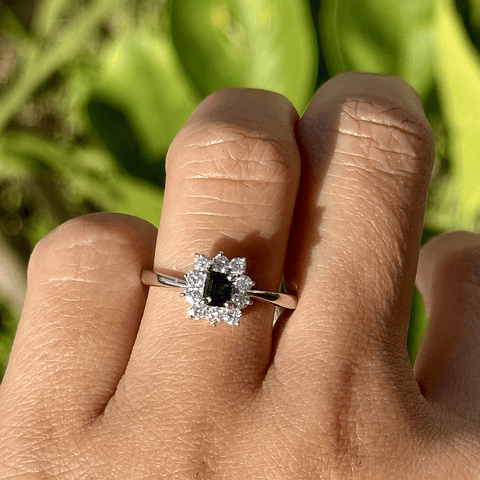 Elegante Anillo Zafiro Azul con Halo de Diamantes Oro Blanco 18K