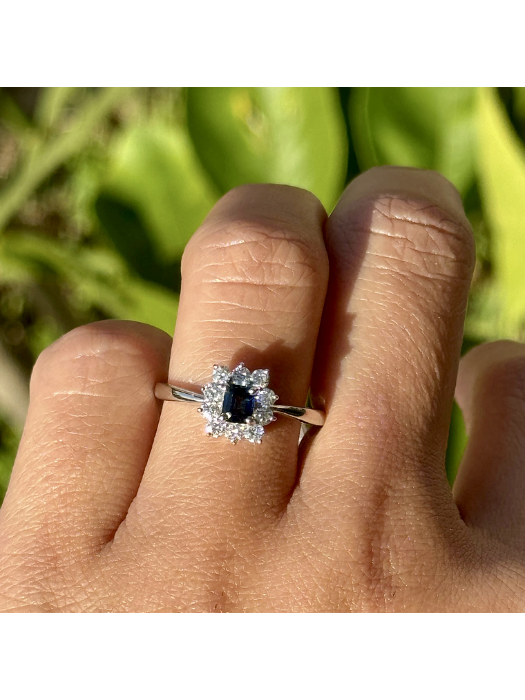 Elegante Anillo Zafiro Azul con Halo de Diamantes Oro Blanco 18K 2