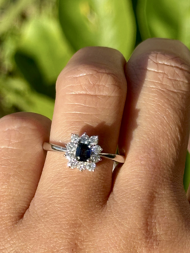 Elegante Anillo Zafiro Azul con Halo de Diamantes Oro Blanco 18K 2