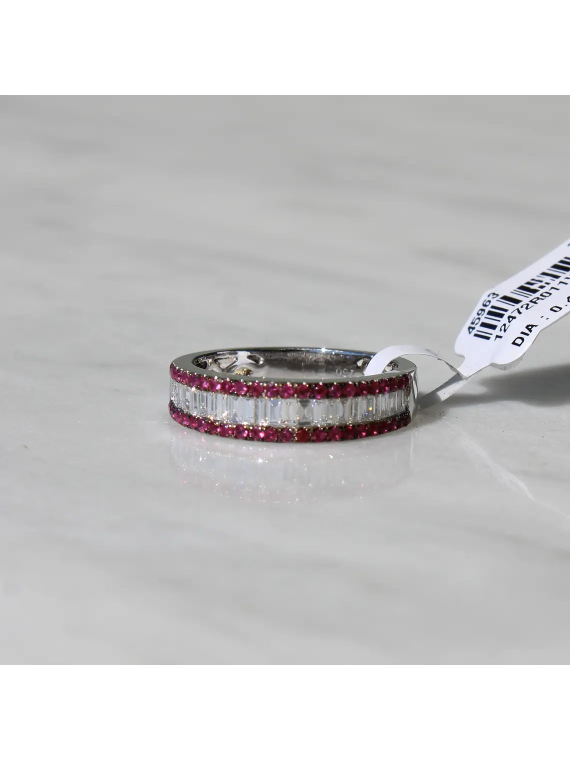 Anillo Cintillo Diamantes Baguette y Rubíes en Oro Blanco 18k 2