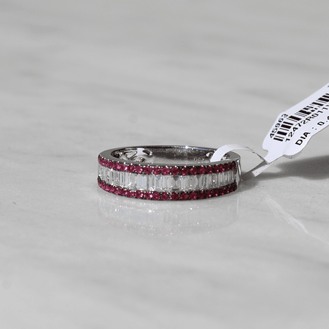 Anillo Cintillo Diamantes Baguette y Rubíes en Oro Blanco 18k