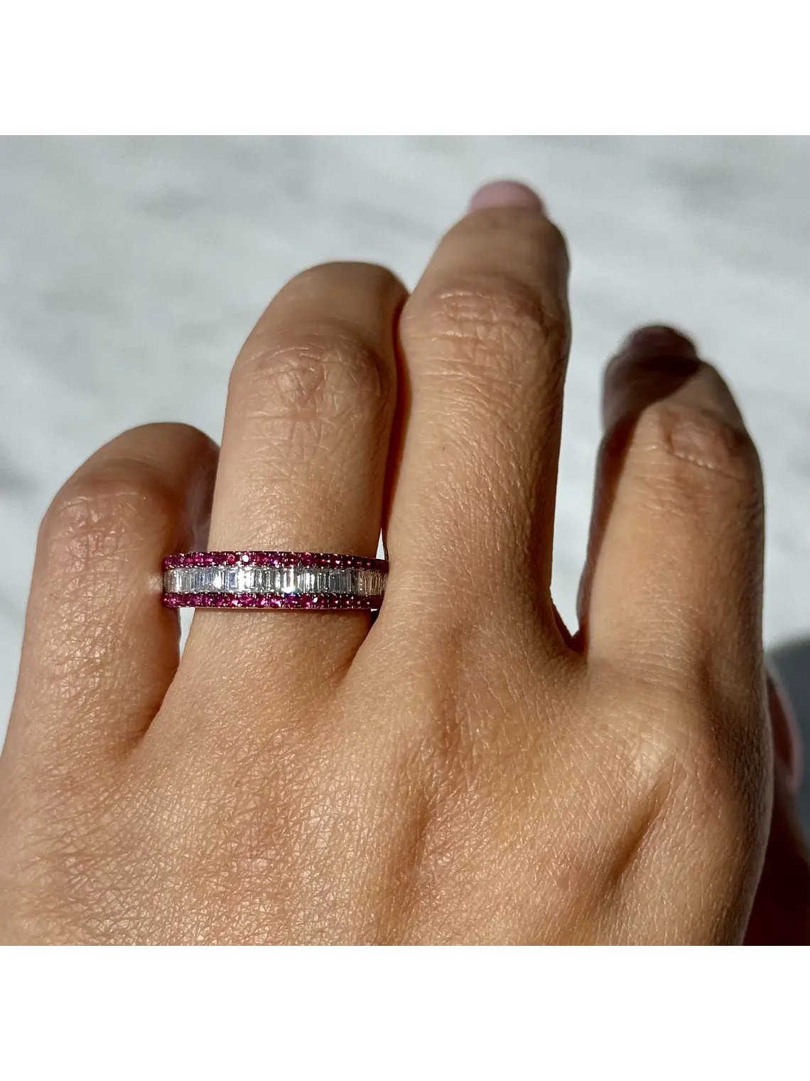 Anillo Cintillo Diamantes Baguette y Rubíes en Oro Blanco 18k 3