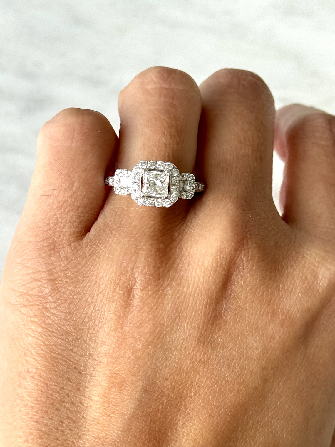 Anillo Solitario Diamante Princess y Diamantes laterales en Oro Blanco 18k 2