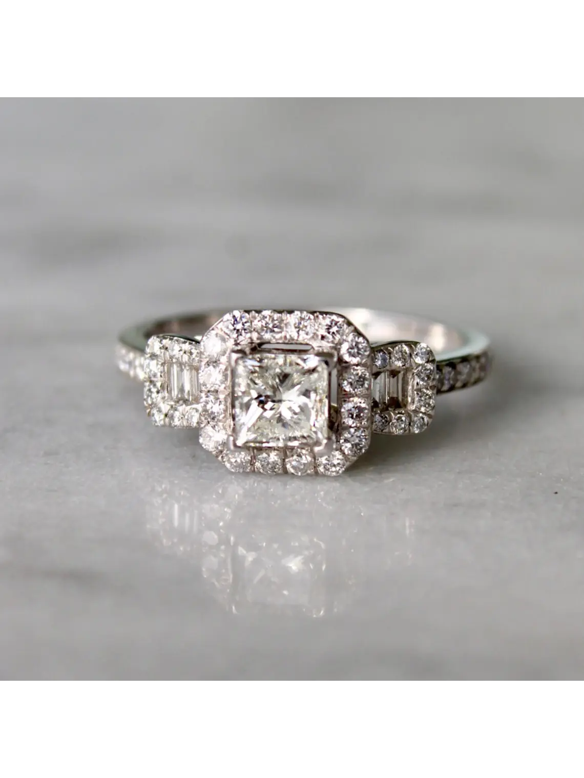 Anillo Solitario Diamante Princess y Diamantes laterales en Oro Blanco 18k 3