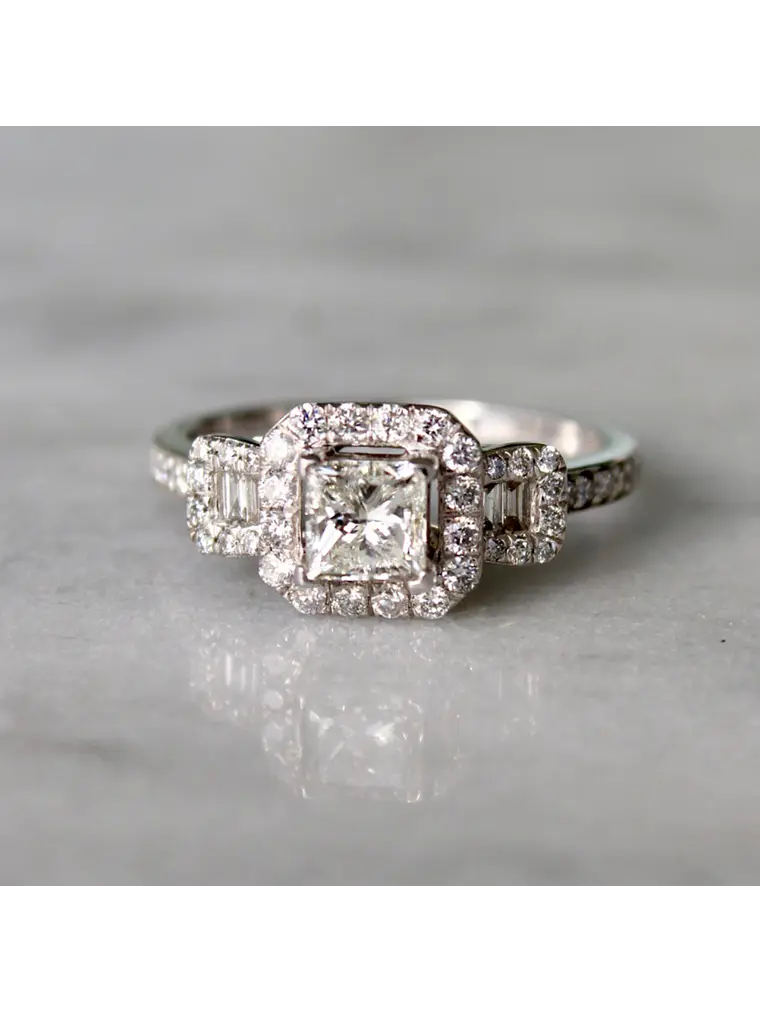 Anillo Solitario Diamante Princess y Diamantes laterales en Oro Blanco 18k 3