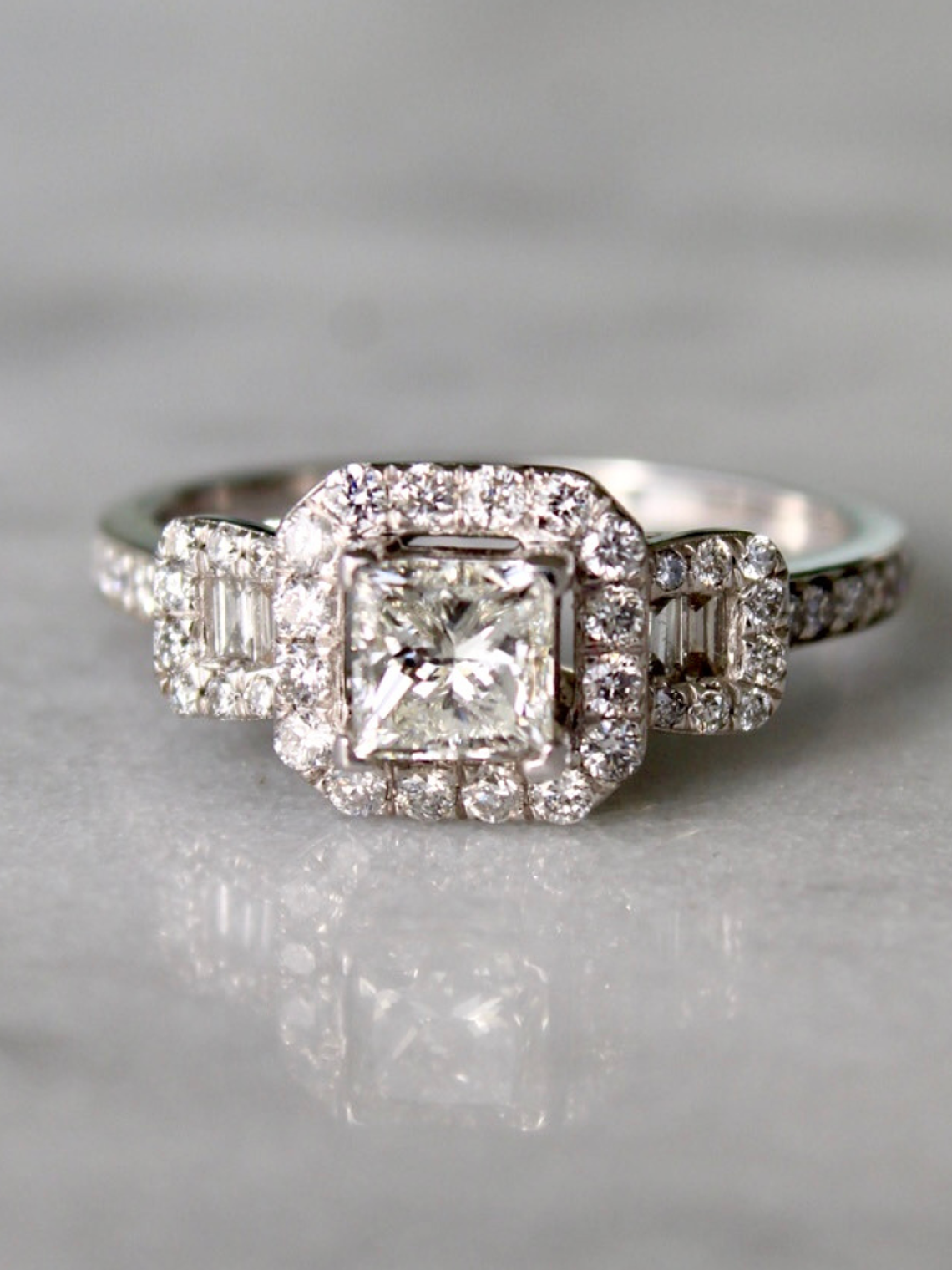 Anillo Solitario Diamante Princess y Diamantes laterales en Oro Blanco 18k 3