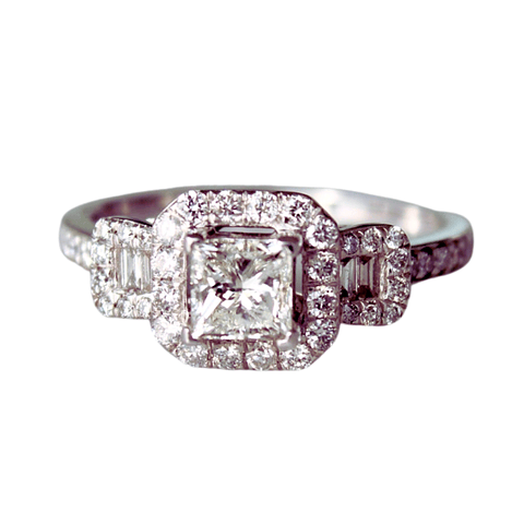 Anillo Solitario Diamante Princess y Diamantes laterales en Oro Blanco 18k