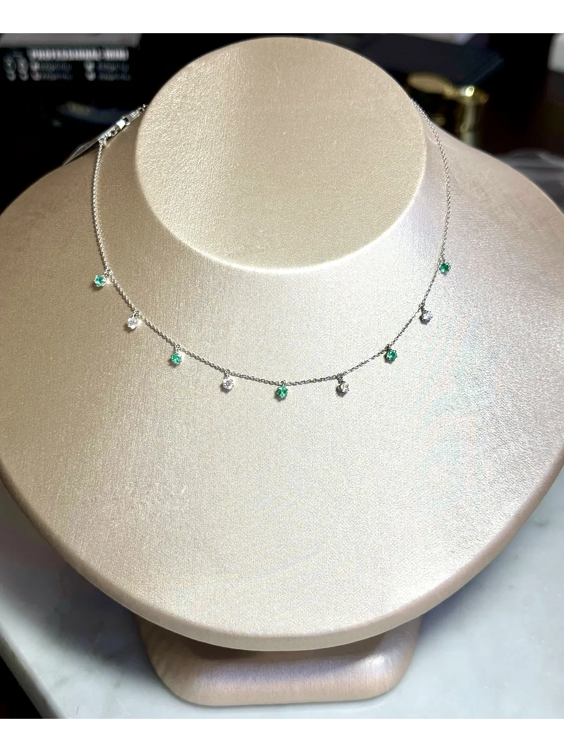 Collar Esmeraldas y Diamantes Colgantes Mediano Oro Blanco 18K 3