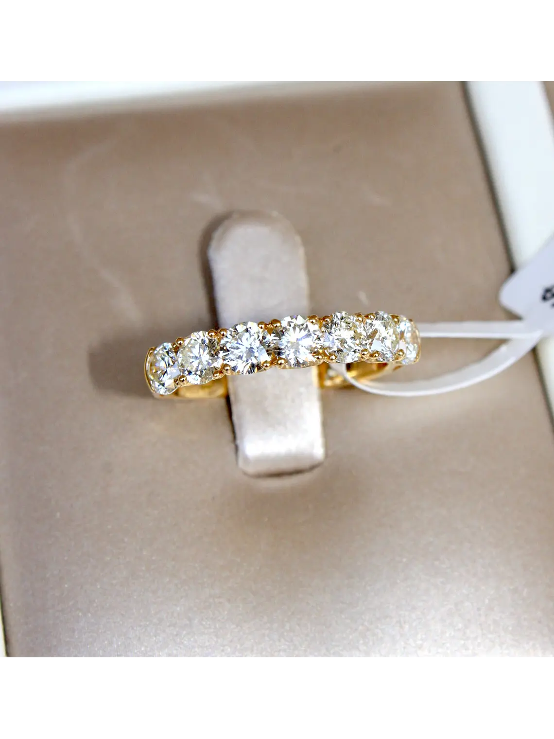 Magnífico Anillo  de Compromiso Cintillo Diamantes Oro Amarillo 18K 4