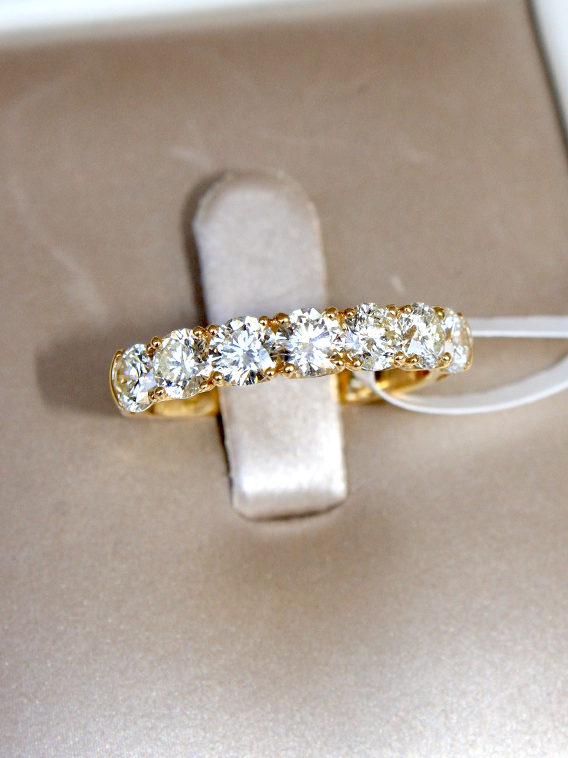 Magnífico Anillo  de Compromiso Cintillo Diamantes Oro Amarillo 18K 4