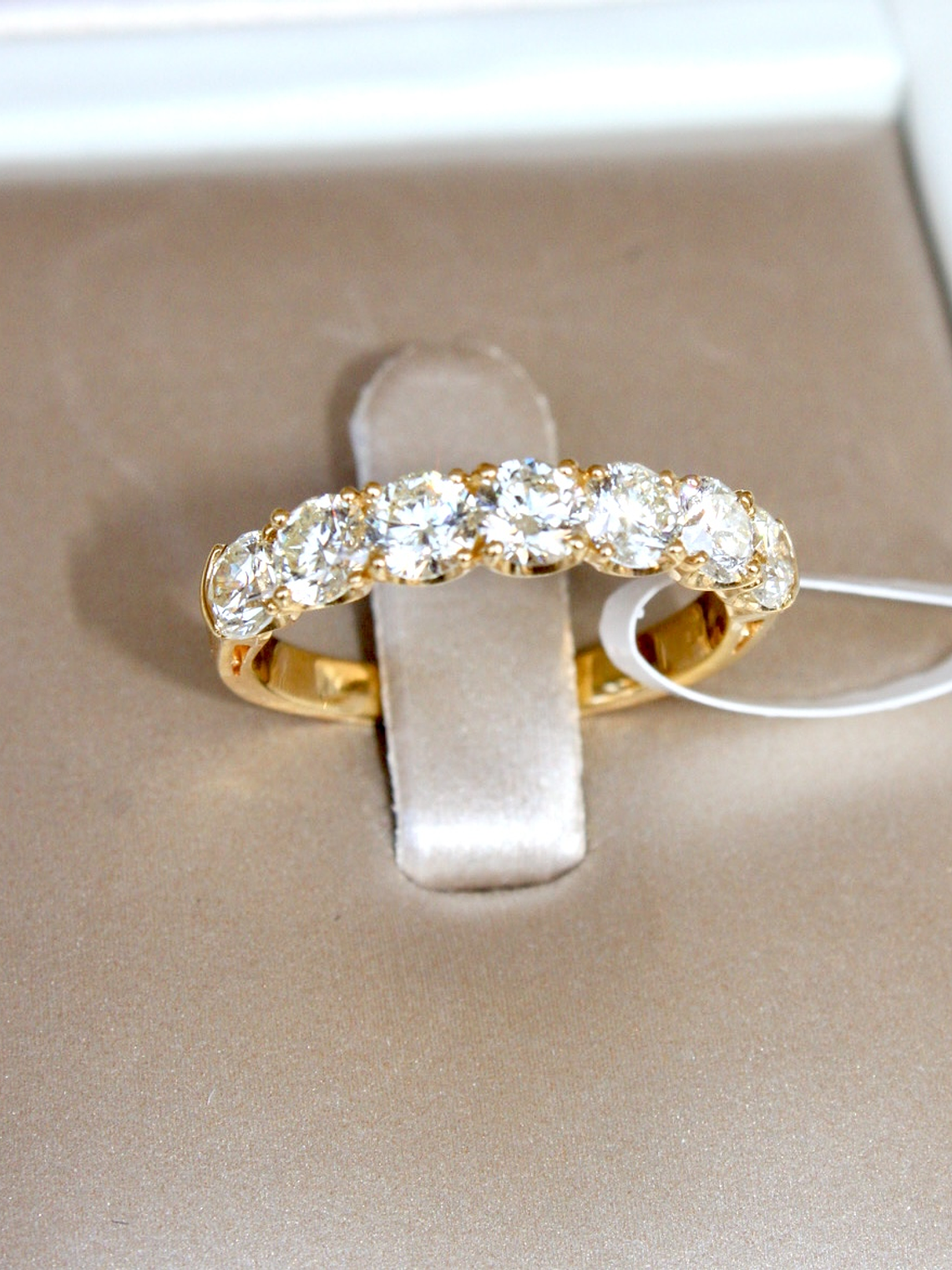 Magnífico Anillo  de Compromiso Cintillo Diamantes Oro Amarillo 18K 5