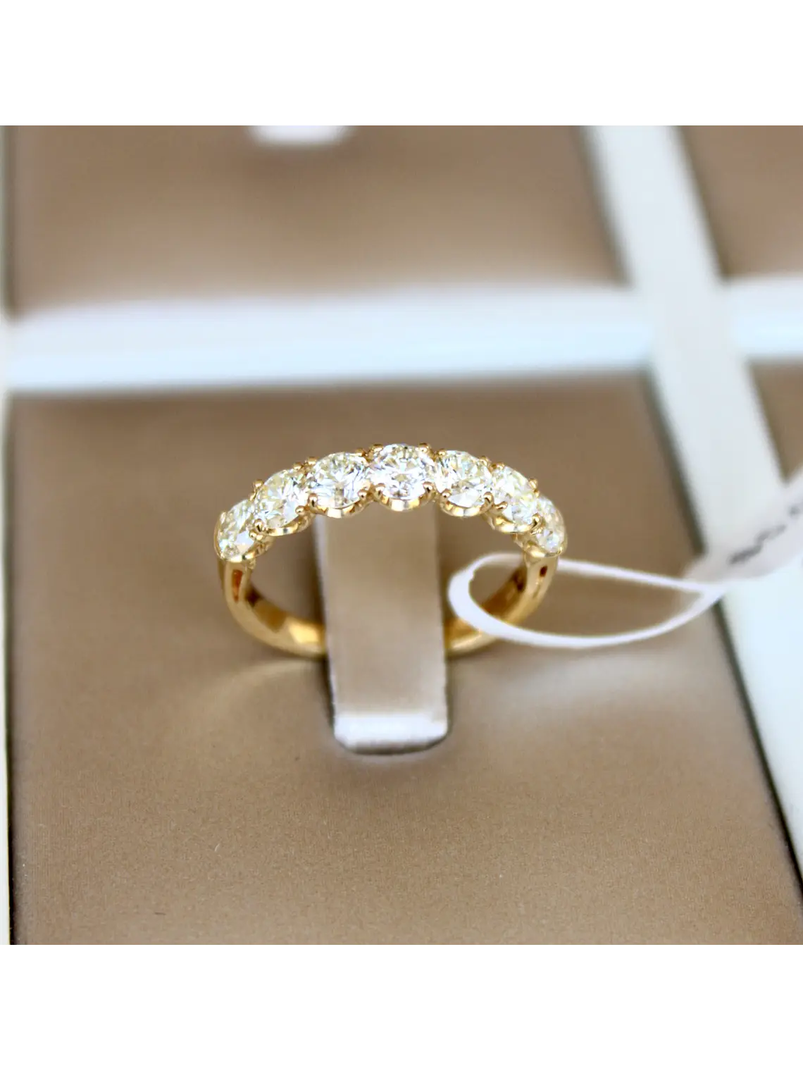 Magnífico Anillo  de Compromiso Cintillo Diamantes Oro Amarillo 18K 6