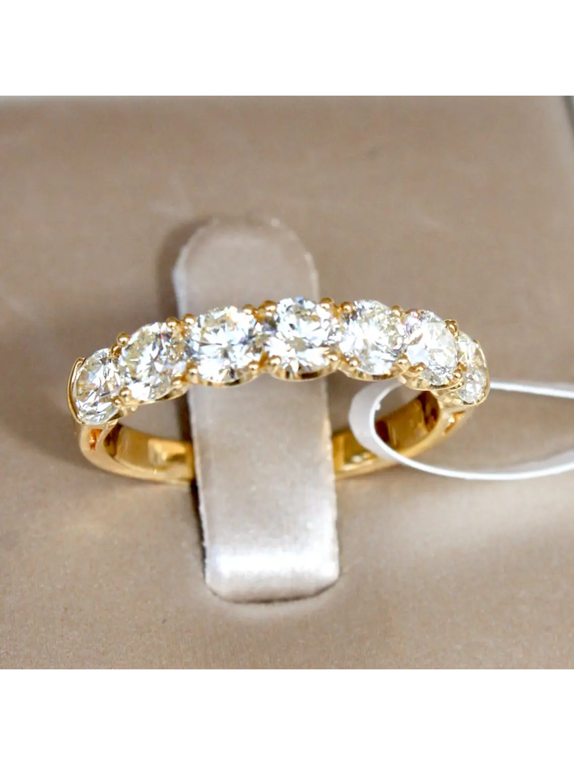 Magnífico Anillo  de Compromiso Cintillo Diamantes Oro Amarillo 18K 2