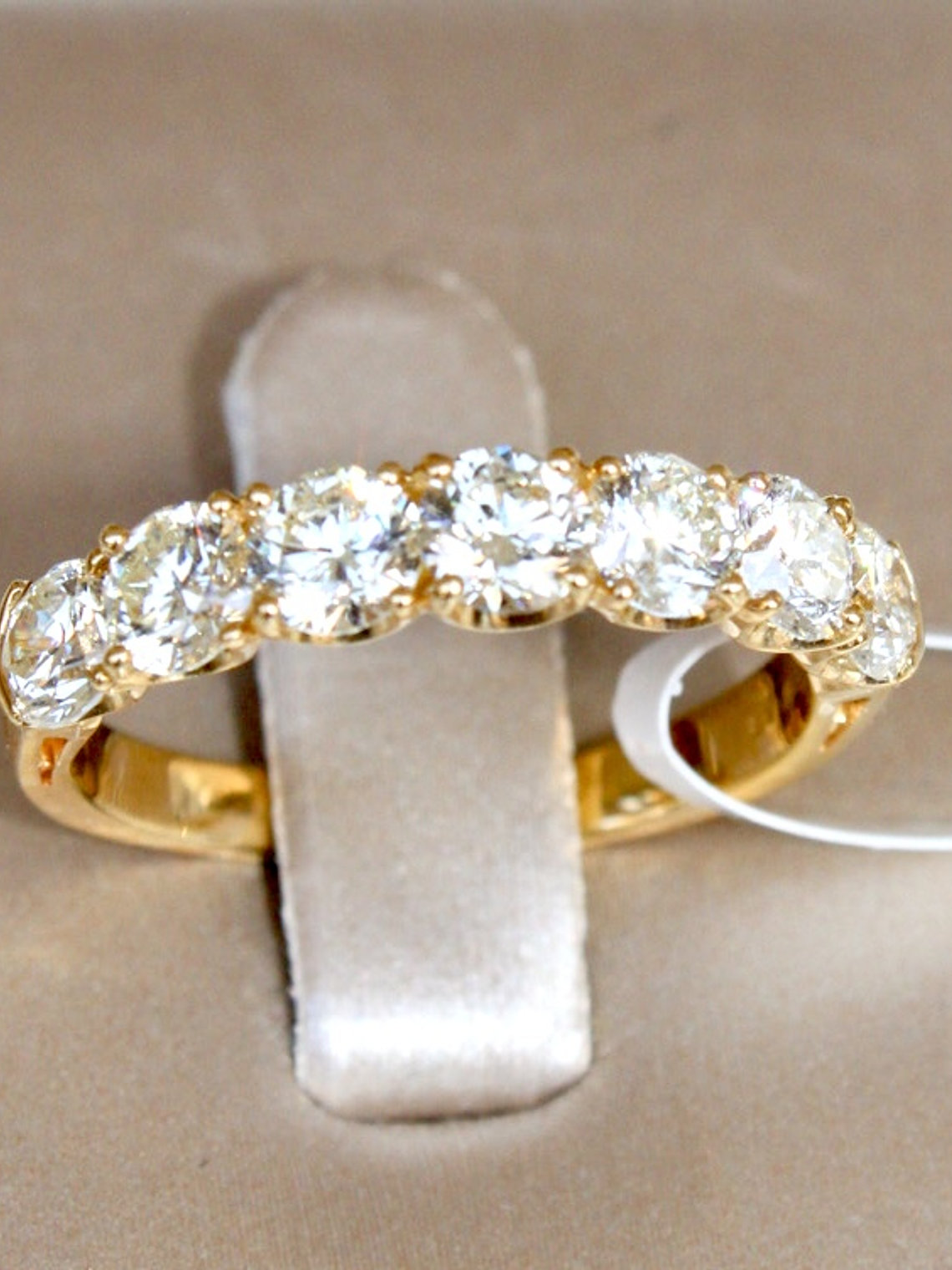 Magnífico Anillo  de Compromiso Cintillo Diamantes Oro Amarillo 18K 2