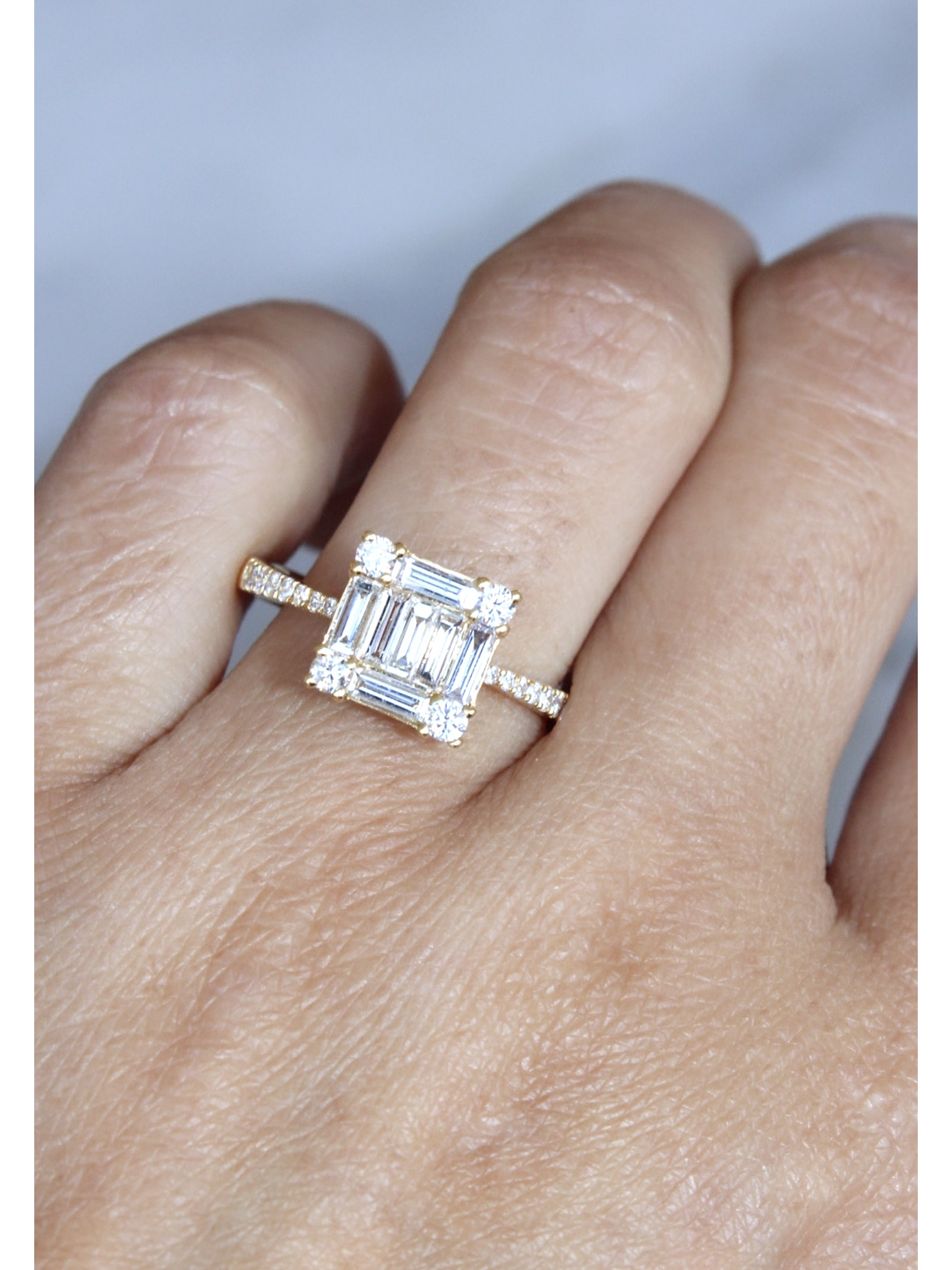 Gran Anillo Solitario Diamantes Baguette Oro Amarillo 18K 2