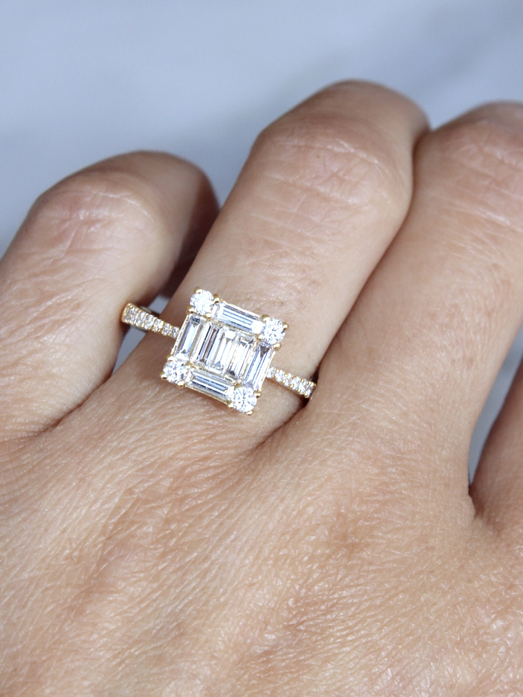 Gran Anillo Solitario Diamantes Baguette Oro Amarillo 18K 2