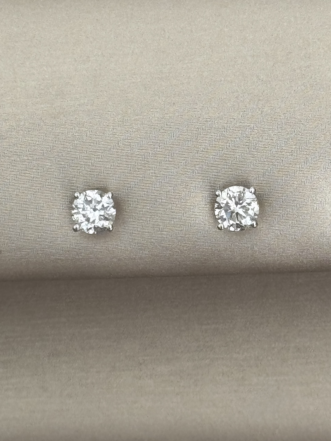 Aros Punto de Luz Diamantes 1 Ct 100 puntos en Oro Blanco 18K 4