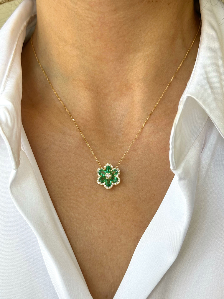 Hermoso Collar Esmeraldas y Diamantes en Oro Amarillo 18K 3