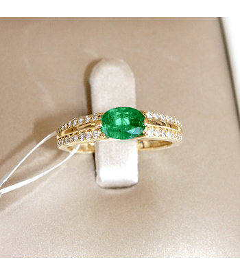 Anillo Preciosa Esmeralda y Diamantes en Oro Amarillo 18K