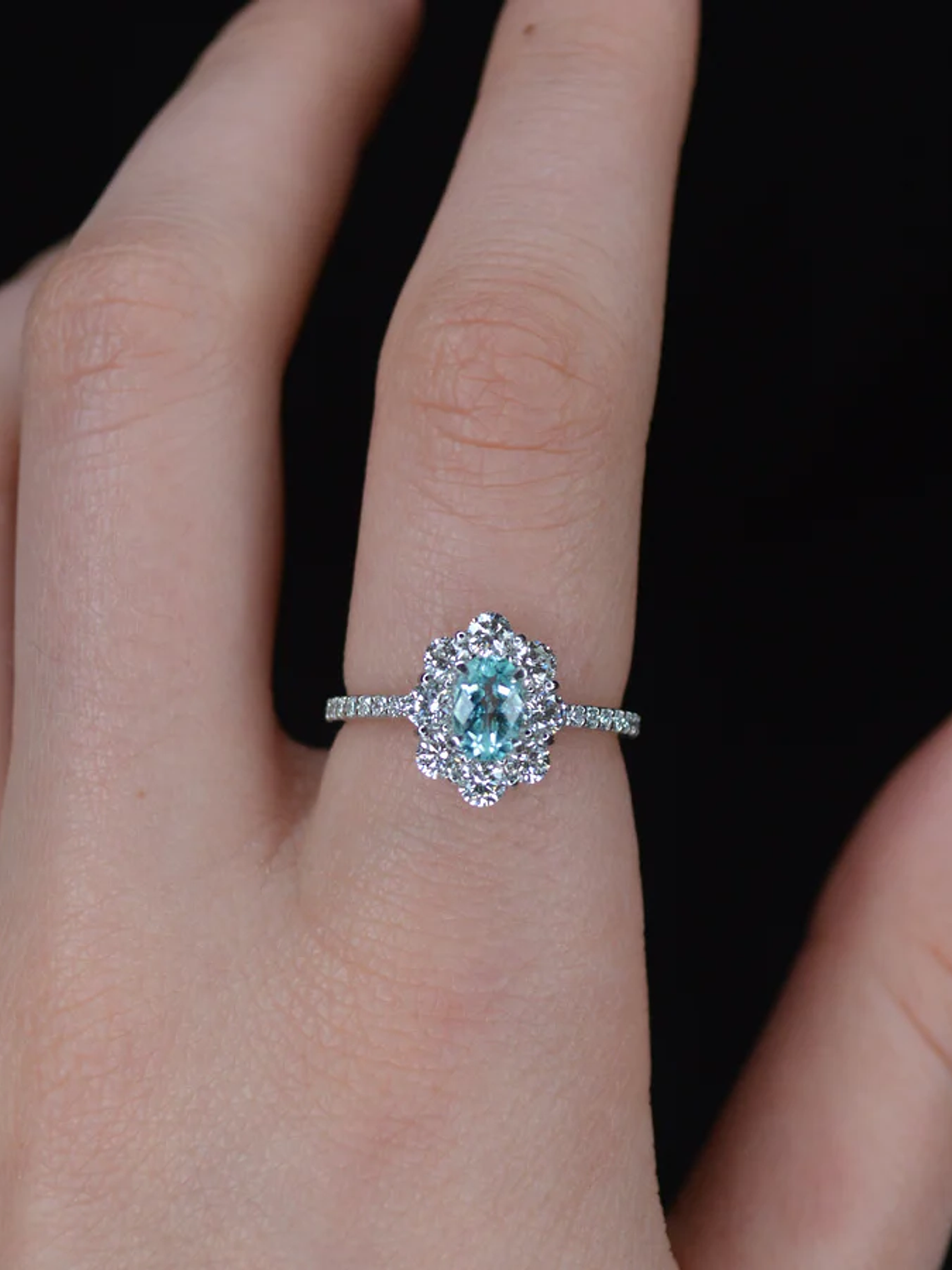 Precioso Anillo Turmalina Paraíba Natural Halo de Diamantes en Oro Blanco 18K 4