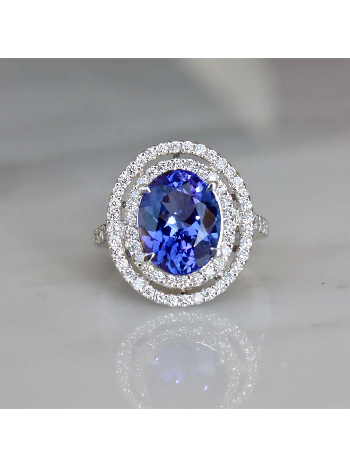 Espectacular Anillo Gran Tanzanita Ovalada con Halo de Brillantes en Platino 1