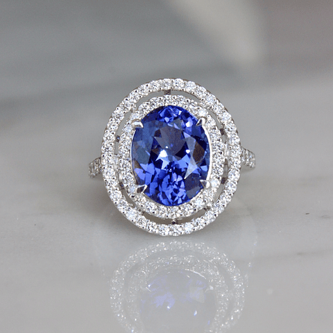 Espectacular Anillo Gran Tanzanita Ovalada con Halo de Brillantes en Platino