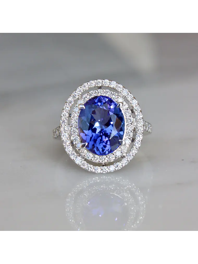 Espectacular Anillo Gran Tanzanita Ovalada con Halo de Brillantes en Platino 1