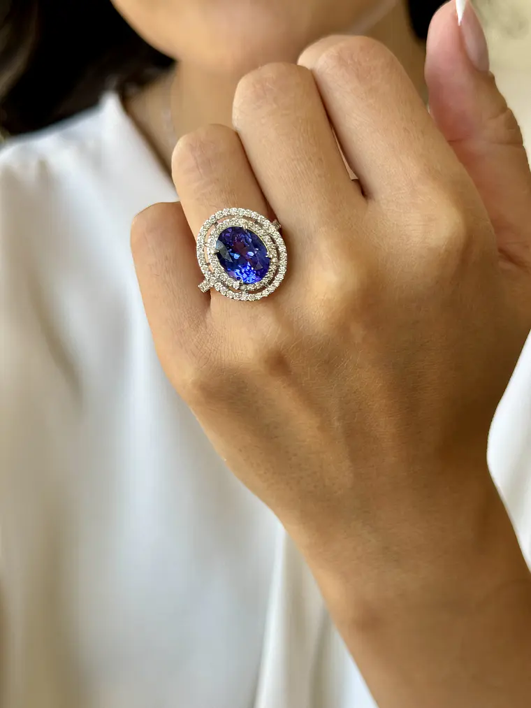 Espectacular Anillo Gran Tanzanita Ovalada con Halo de Brillantes en Platino 2