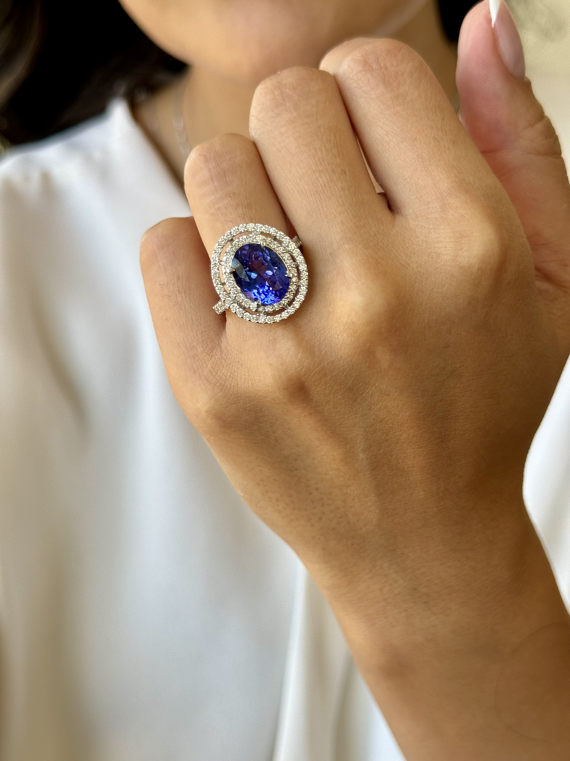 Espectacular Anillo Gran Tanzanita Ovalada con Halo de Brillantes en Platino 2