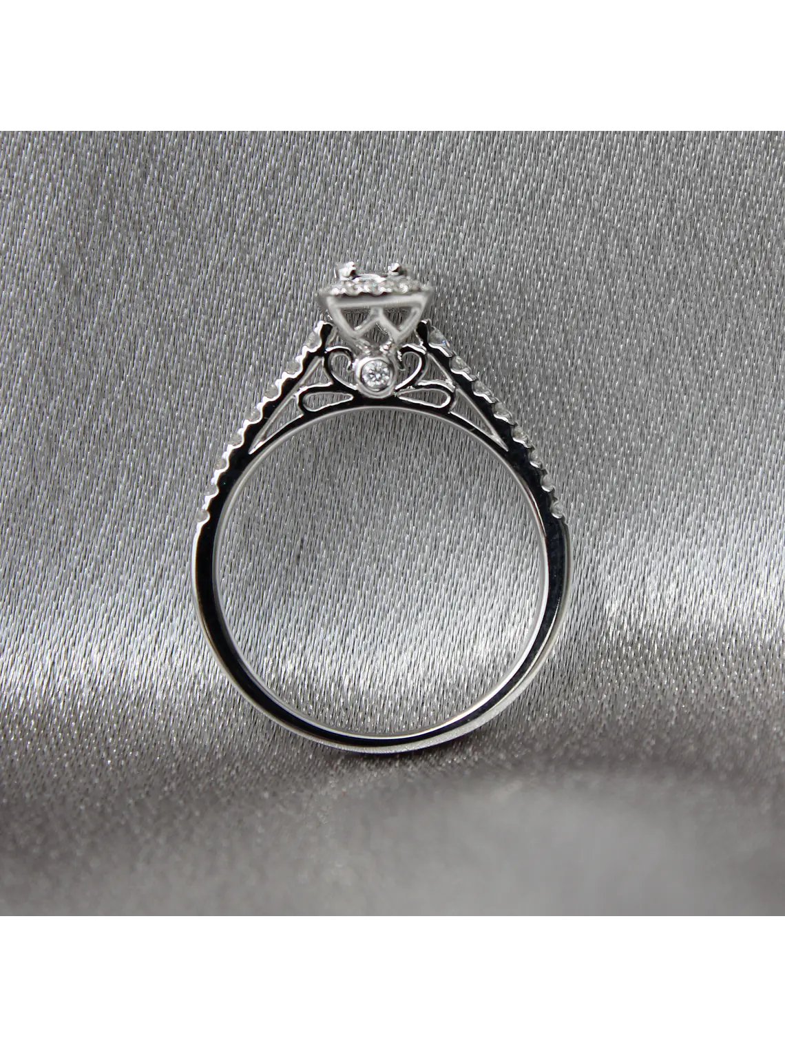Exclusivo Anillo Solitario Diamantes Baguette Oro Blanco 18K 5