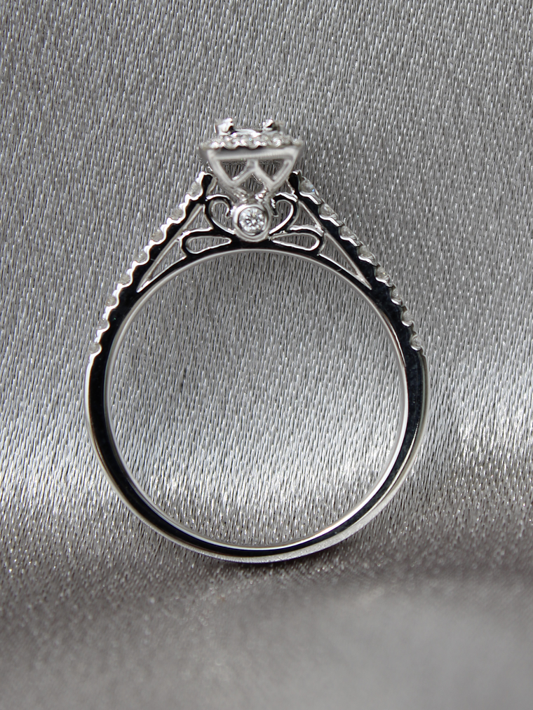 Exclusivo Anillo Solitario Diamantes Baguette Oro Blanco 18K 5