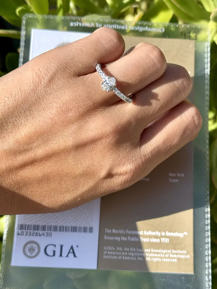 Anillo Solitario Diamante Ovalado Certificado GIA Platino 3