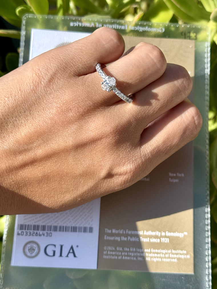 Anillo Solitario Diamante Ovalado Certificado GIA Platino 3