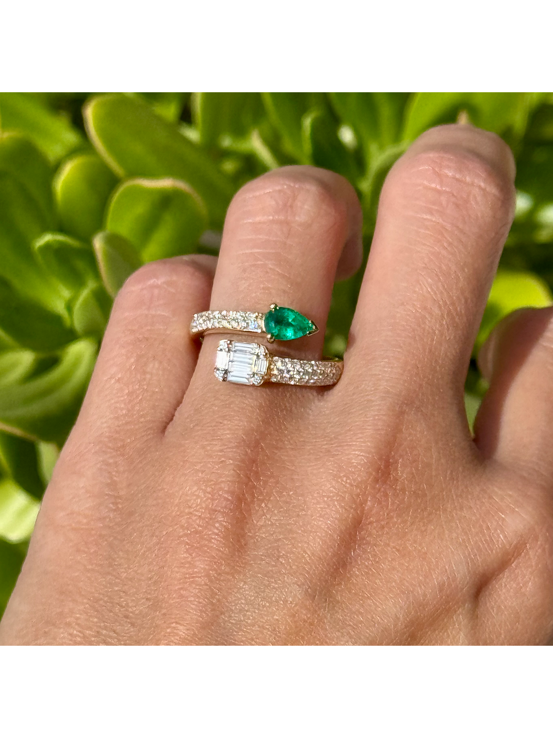 Anillo Preciosa Esmeralda y Diamantes en Oro Amarillo 18K 1