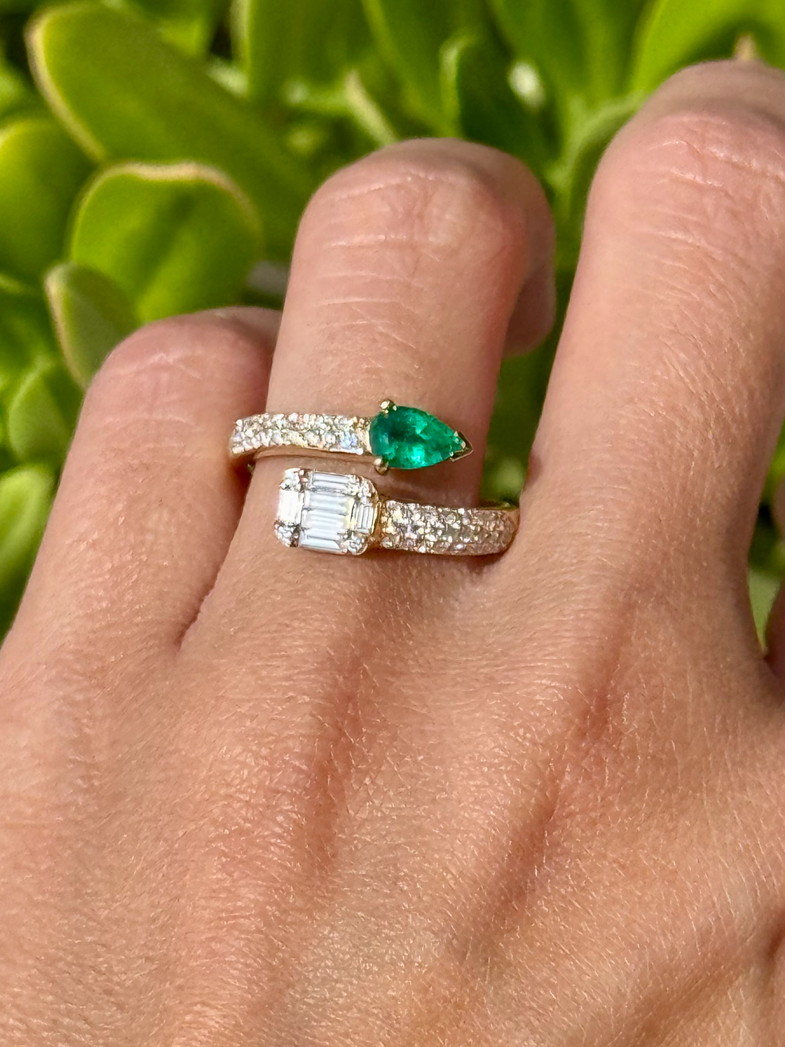 Anillo Preciosa Esmeralda y Diamantes en Oro Amarillo 18K 1