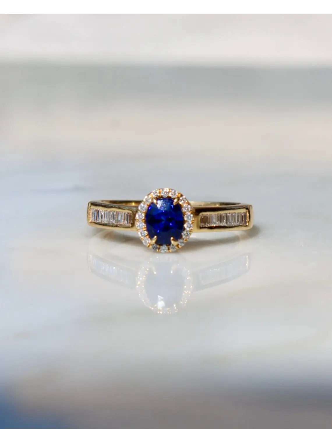 Elegante Anillo Zafiro Azul Oval Diamantes Baguette Oro Amarillo 18K 4