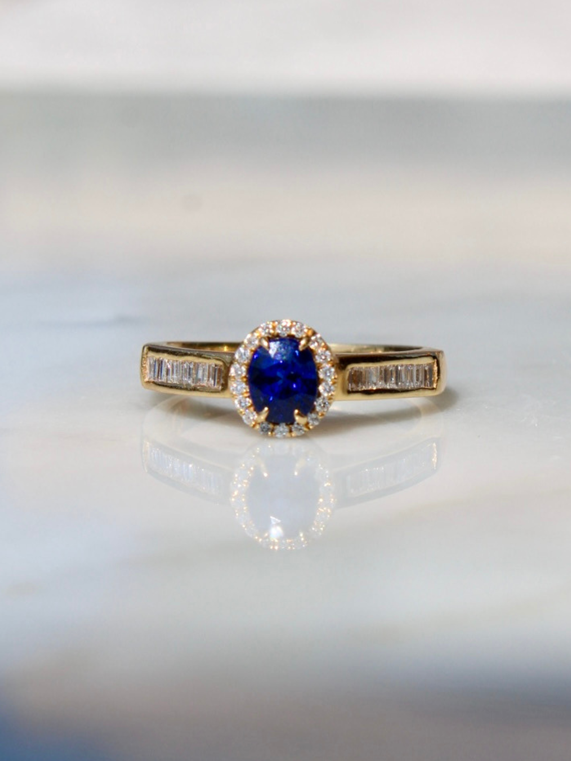 Elegante Anillo Zafiro Azul Oval Diamantes Baguette Oro Amarillo 18K 4