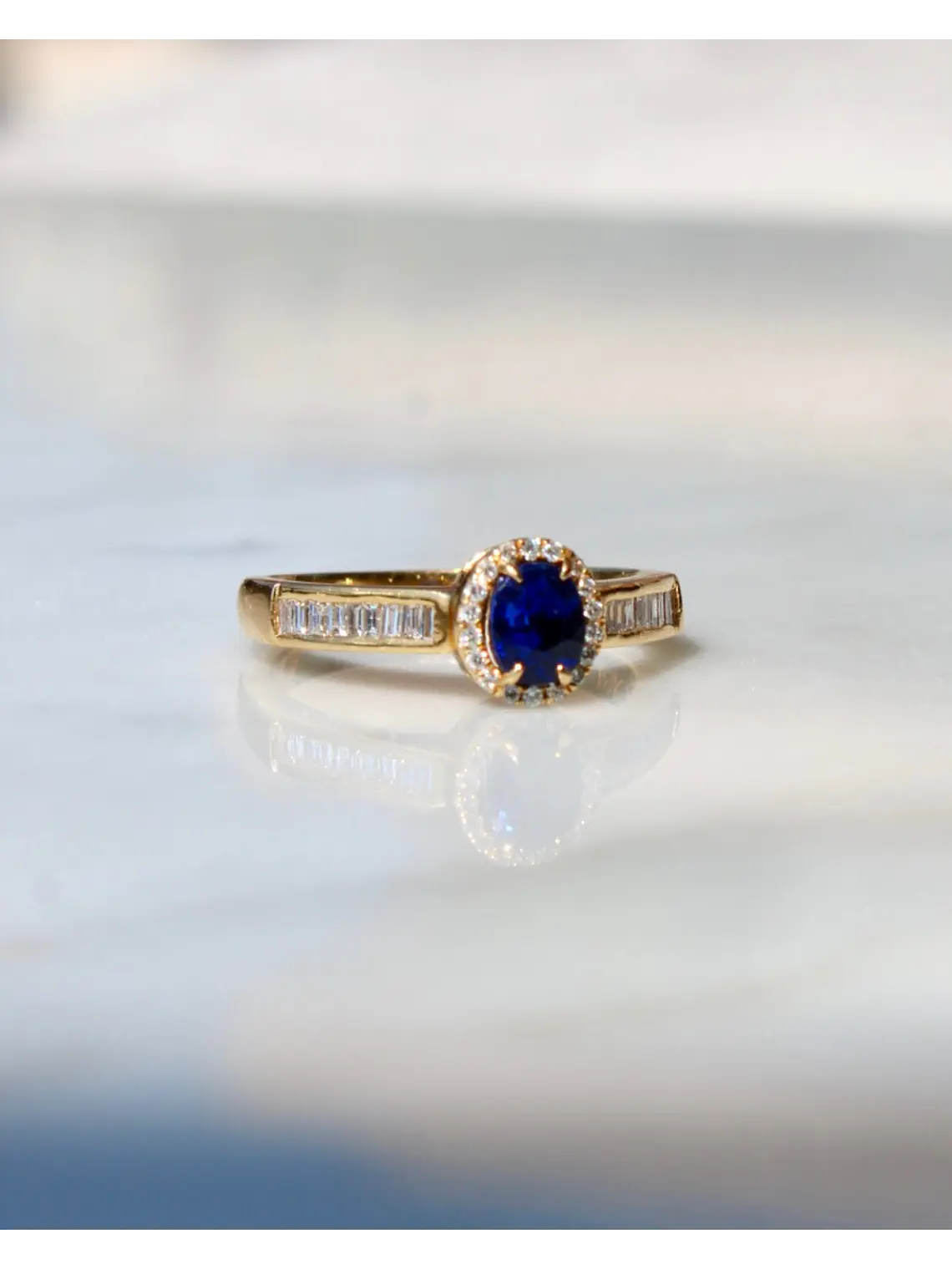 Elegante Anillo Zafiro Azul Oval Diamantes Baguette Oro Amarillo 18K 5