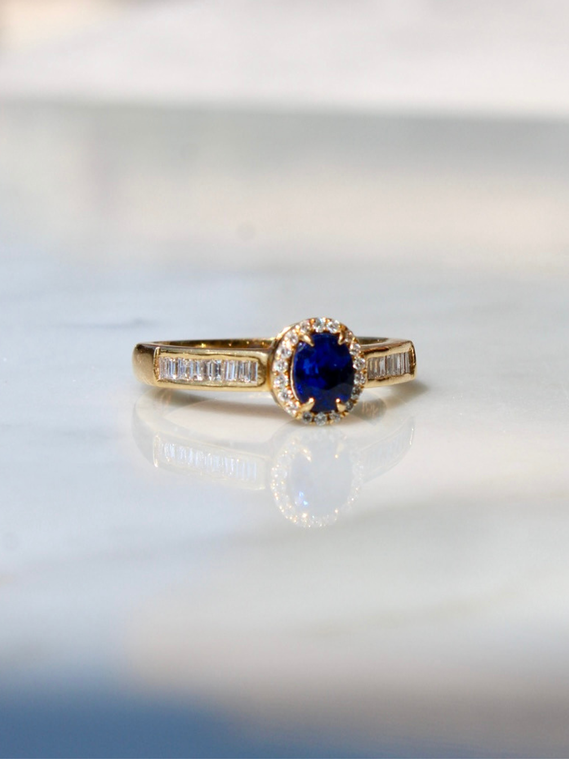 Elegante Anillo Zafiro Azul Oval Diamantes Baguette Oro Amarillo 18K 5