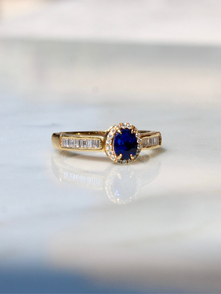 Elegante Anillo Zafiro Azul Oval Diamantes Baguette Oro Amarillo 18K 5