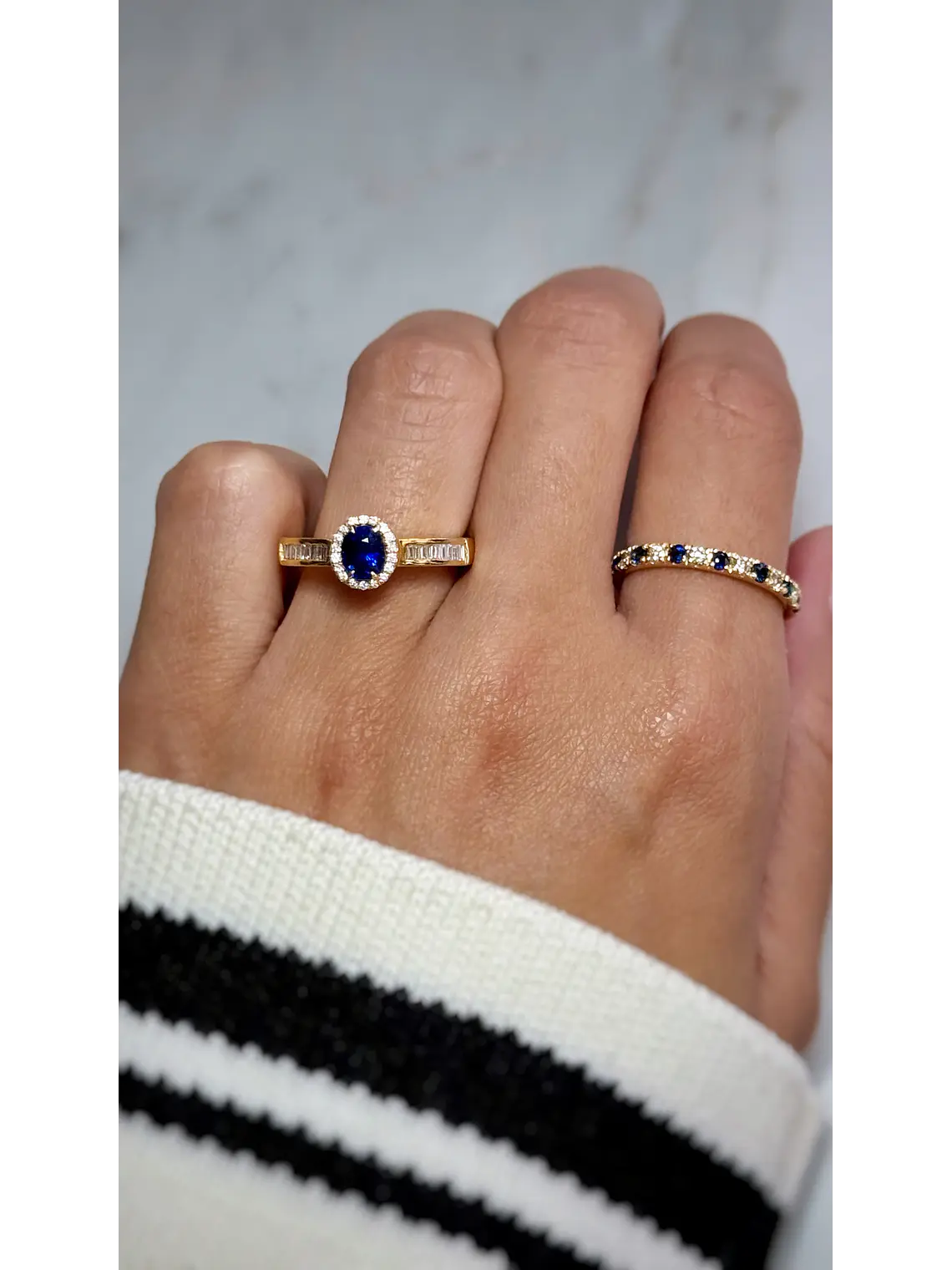 Elegante Anillo Zafiro Azul Oval Diamantes Baguette Oro Amarillo 18K 6