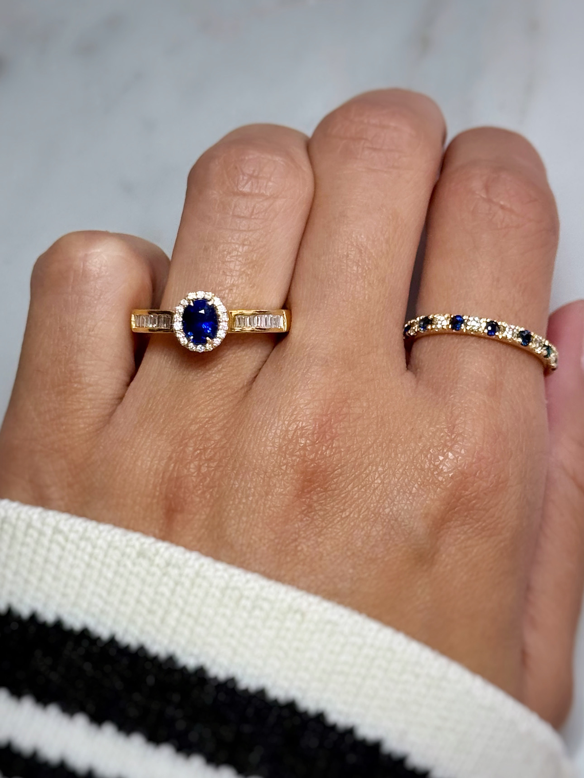 Elegante Anillo Zafiro Azul Oval Diamantes Baguette Oro Amarillo 18K 6